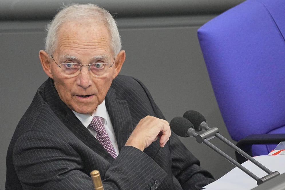 Alterspräsident Wolfgang Schäuble (CDU): "Eine Wahlrechtsreform, die ihren Namen verdient, ist allerdings keinen Deut leichter geworden".