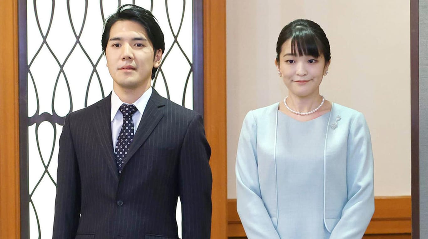 Die japanische Prinzessin Mako und ihr Ehemann Kei Komuro traten nach ihrer Hochzeit vor die Presse.