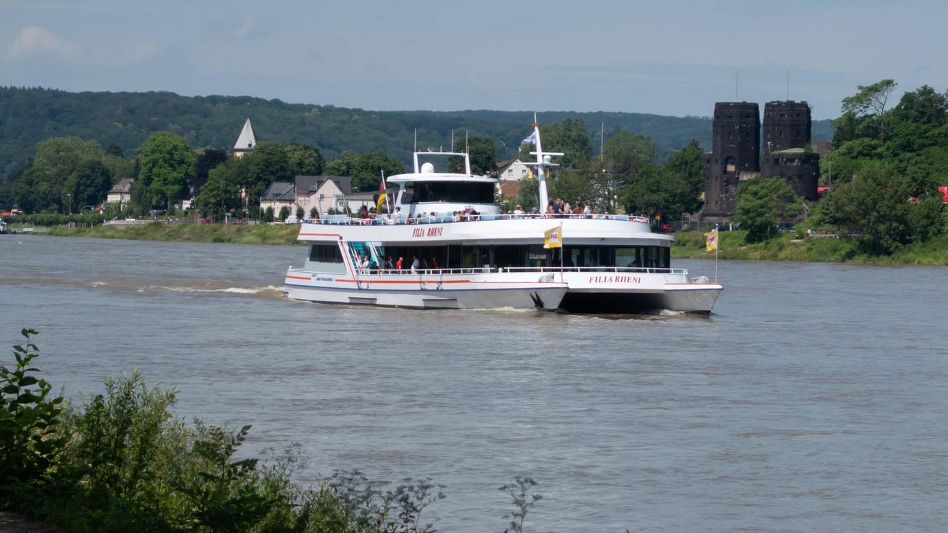 Ein Schiff auf dem Rhein: Zwei stecken fest.