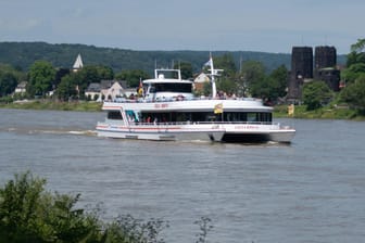 Ein Schiff auf dem Rhein: Zwei stecken fest.