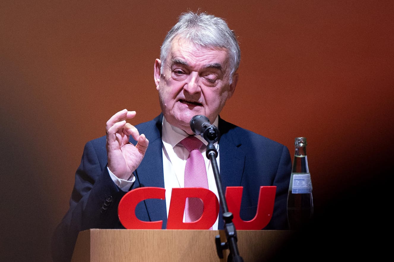 Herbert Reul: Vor dem Haus des NRW-Innenministers zündeten mehrere Vermummte Pyrotechnik. Die Polizei ermittelt.