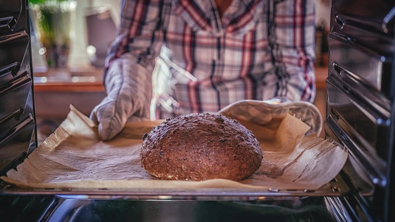 Selbst gebackenes Brot: "Öko-Test" hat 20 Brotbackmischungen untersucht und ausprobiert.