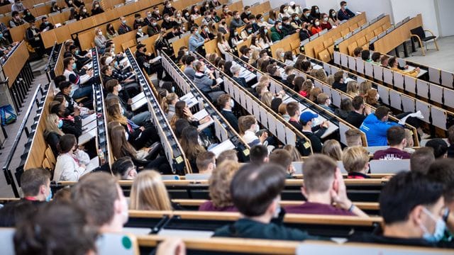 Wer an einer staatlichen Hochschule in Teilzeit studieren möchte, muss dafür meist einen begründeten Antrag vorlegen.