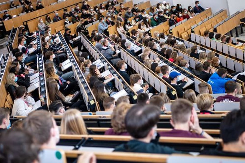Wer an einer staatlichen Hochschule in Teilzeit studieren möchte, muss dafür meist einen begründeten Antrag vorlegen.