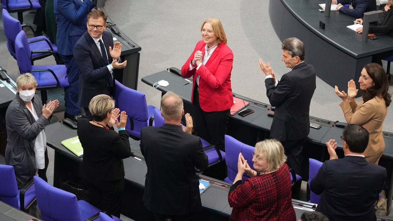Bärbel Bas (M) freut sich über ihre Wahl zur Bundestagspräsidentin.