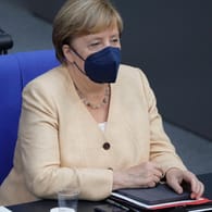 Angela Merkel auf "ihrem" Stuhl: Der Sessel der Kanzlerin hat eine etwas höhere Rückenlehne als die anderen Stühle.