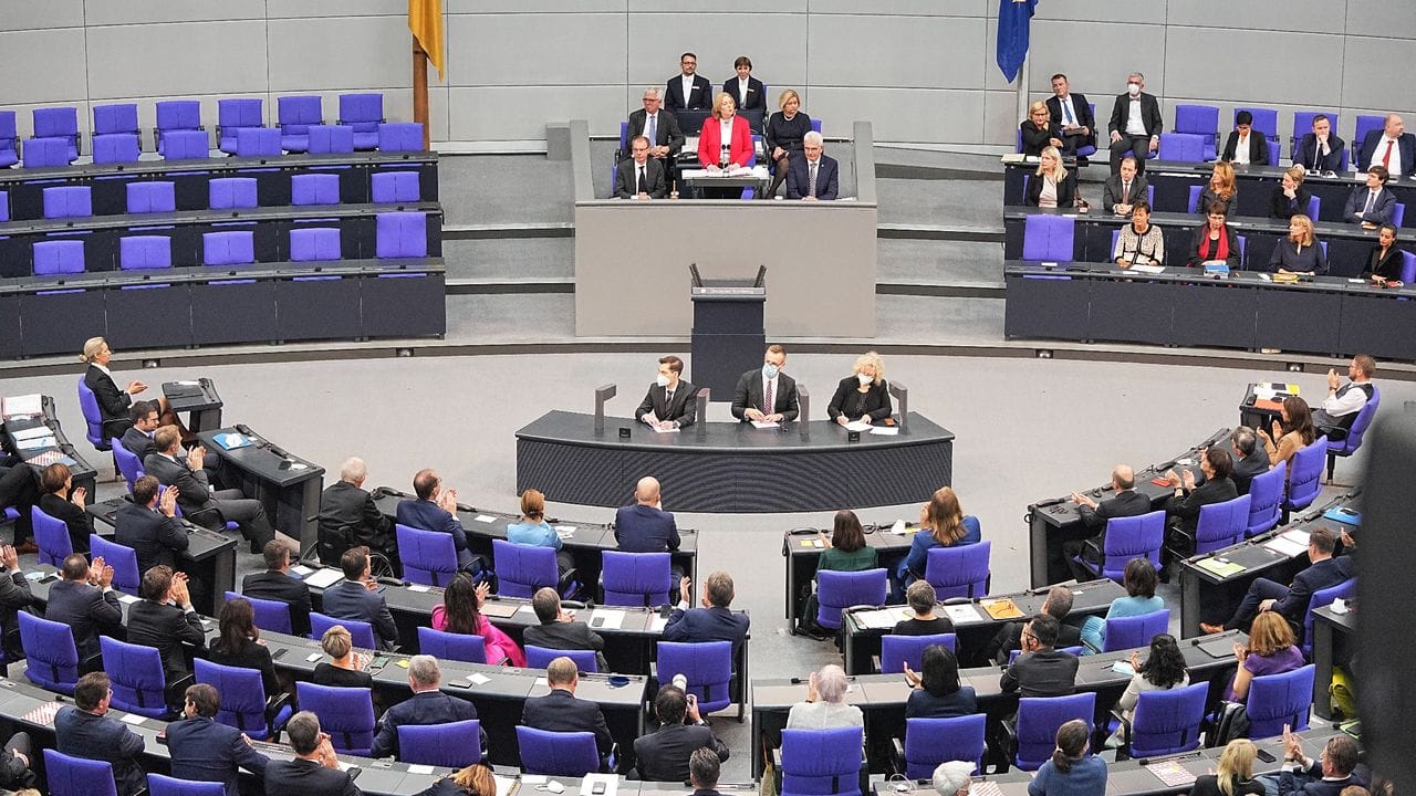 Bärbel Bas spricht nach ihrer Wahl zur Bundestagspräsidentin im Plenum.