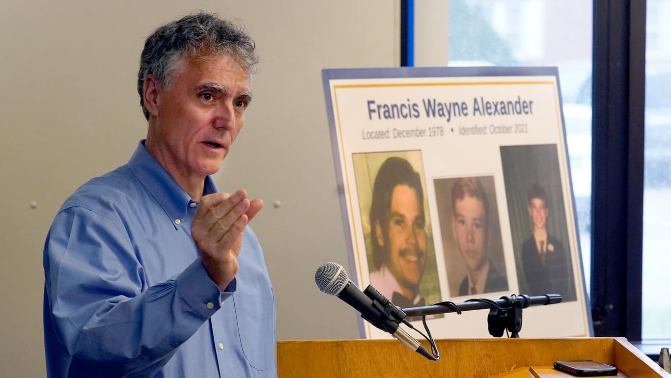 Sheriff Tom Dart bei einer Pressekonferenz zur Bekanntgabe des Opfer: Mit moderner DNA-Technologie konnte Francis Wayne Alexander identifiziert werden.