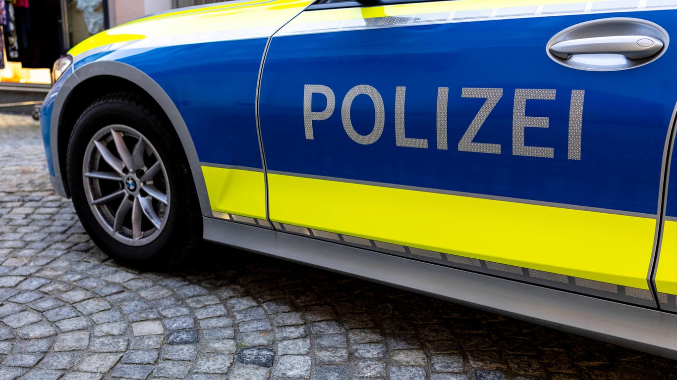 Polizeiauto (Symbolbild): Gegen den Mann wird nun unter anderem wegen Körperverletzung und des Verwendens von Kennzeichen verfassungswidriger Organisationen ermittelt.