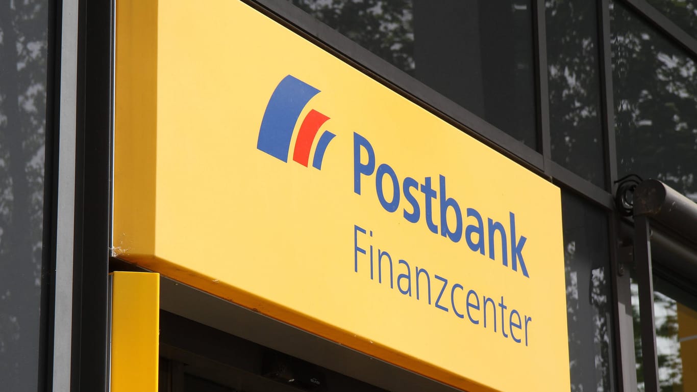Eine Postbank-Filiale (Symbolbild): Das Netz an Zweigstellen wird dünner.