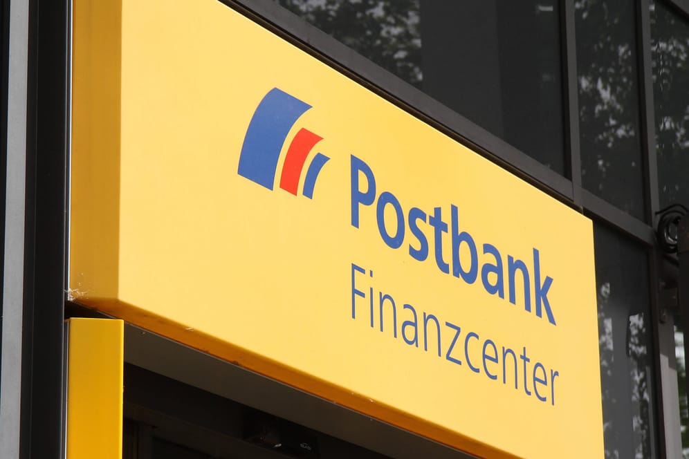 Eine Postbank-Filiale (Symbolbild): Das Netz an Zweigstellen wird dünner.
