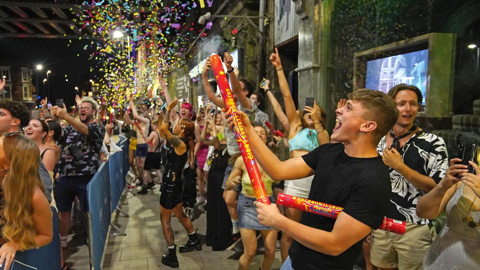 Menschen feiern im Juli im englischen Leeds nachdem die Corona-Maßnahmen aufgehoben wurden: Die Feierstimmung im Land ist mittlerweile vergangen.