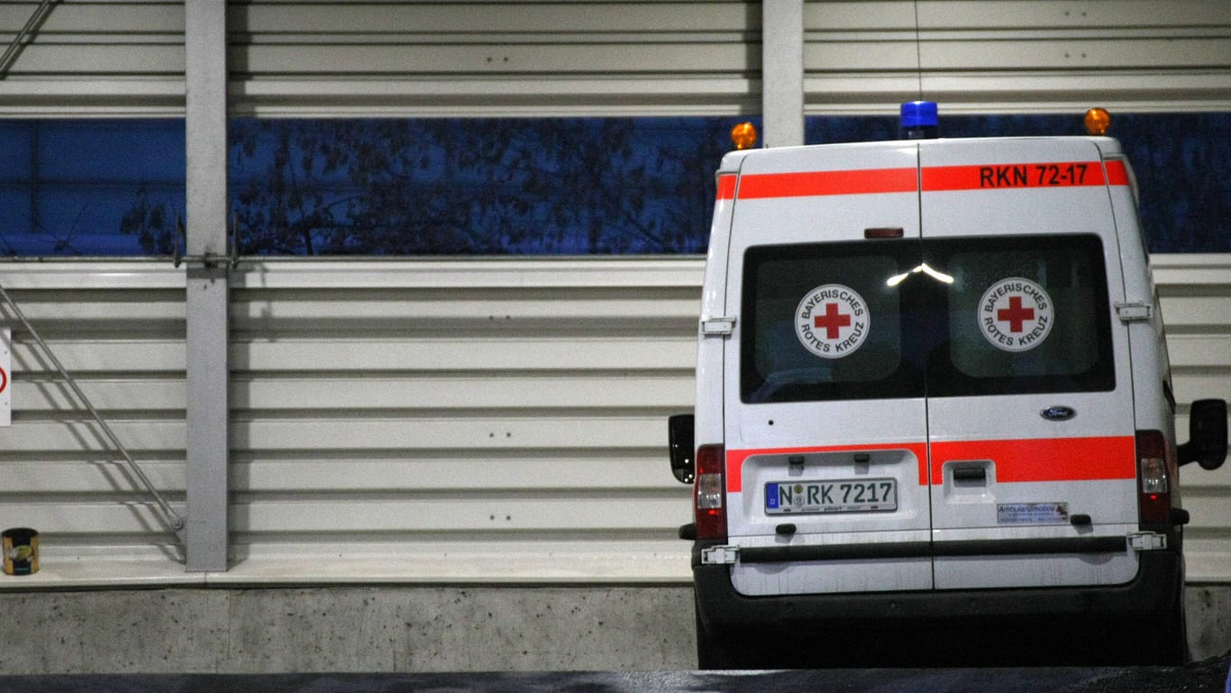Krankwagen in Nürnberg: bei einem Einsatz wurden Sanitäter attackiert (Symbolbild).