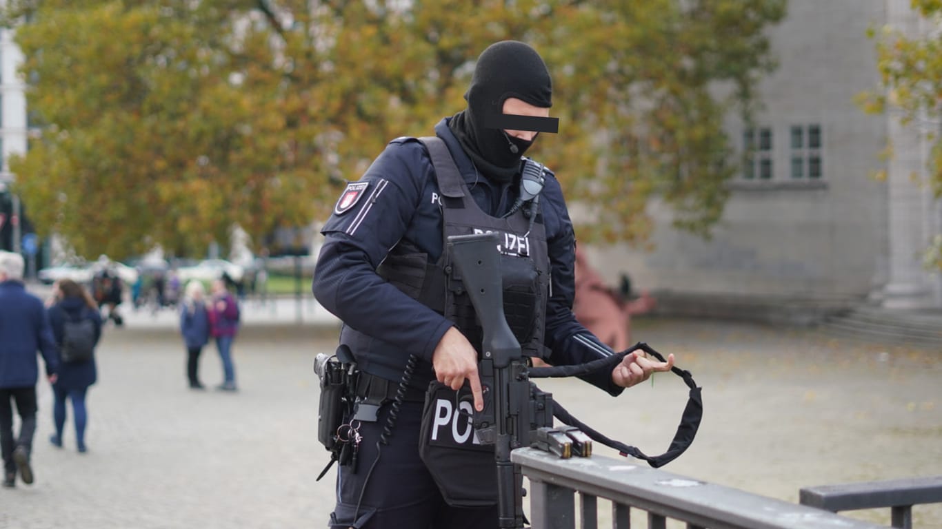 Ein schwer bewaffneter Polizist: In Hamburg läuft ein Großeinsatz.