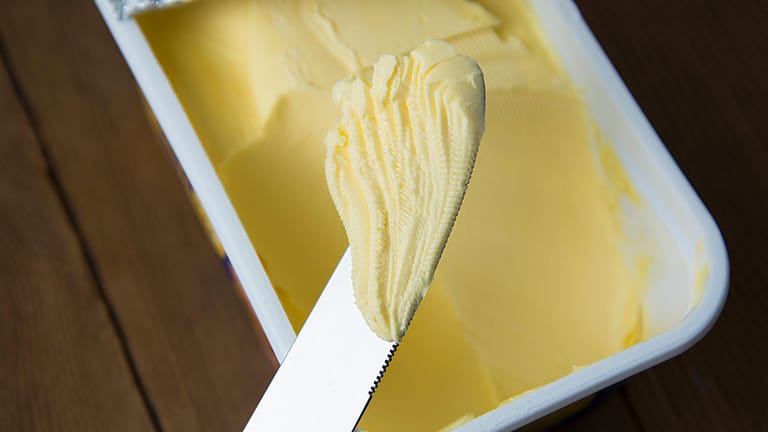 Margarine: Manche Sorten sind stark mit Mineralölbestandteilen belastet, wie eine Untersuchung von "Öko-Test" zeigt.