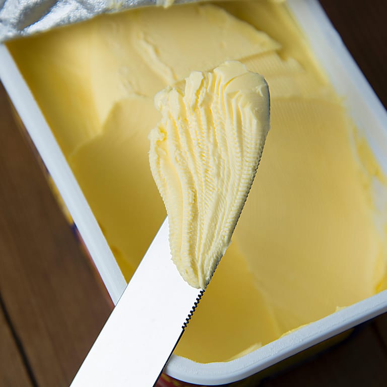 Margarine: Manche Sorten sind stark mit Mineralölbestandteilen belastet, wie eine Untersuchung von "Öko-Test" zeigt.