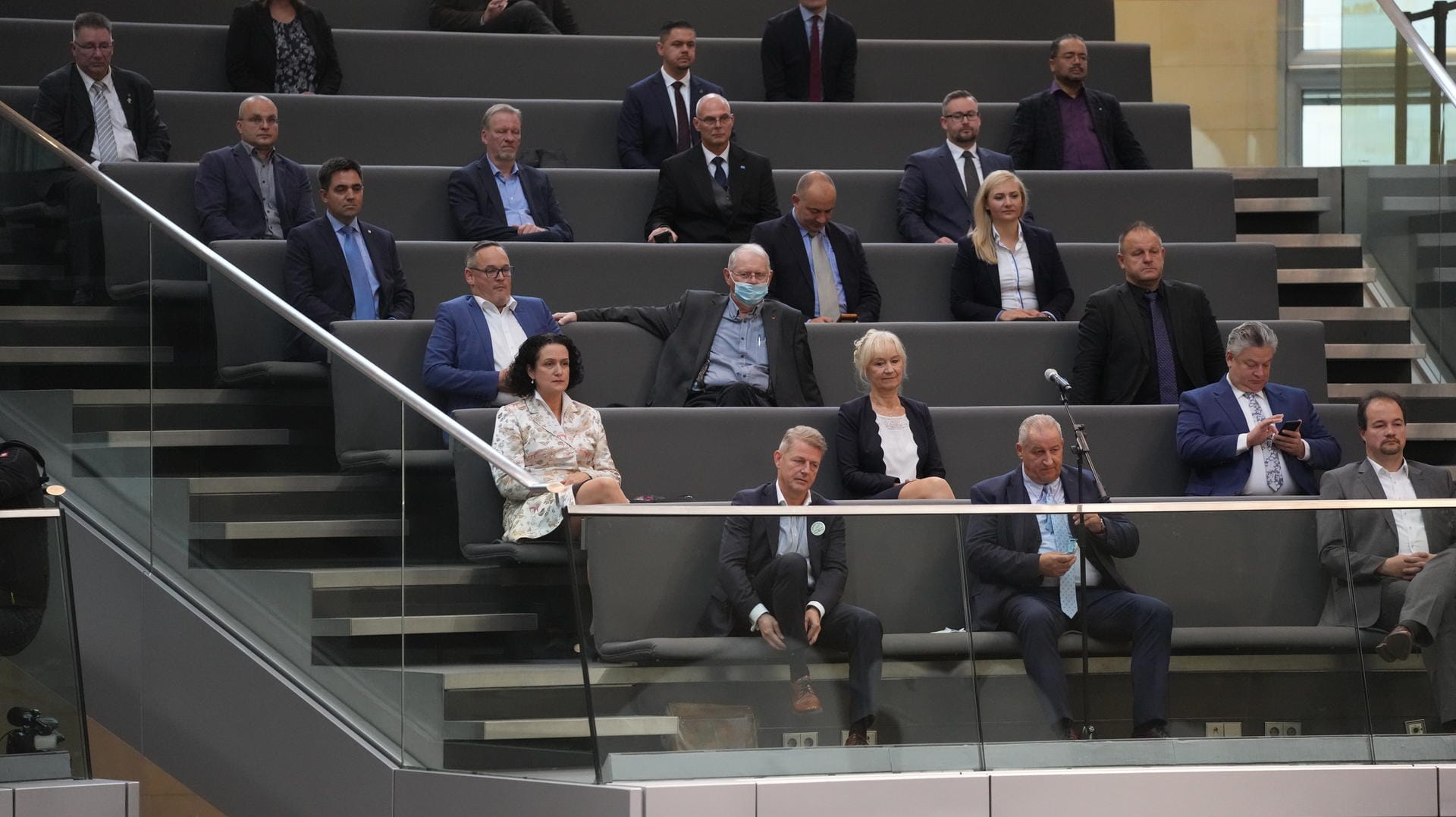 Konstituierende Sitzung des Bundestags: 23 Abgeordnete mussten am Dienstag auf der Tribüne Platz nehmen. Konstituierende Sitzung des Bundestags: 23 Abgeordnete mussten am Dienstag auf der Tribüne Platz nehmen.