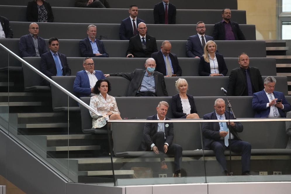 Konstituierende Sitzung des Bundestags: 23 Abgeordnete mussten am Dienstag auf der Tribüne Platz nehmen.