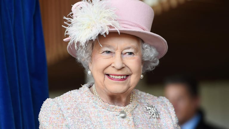 Queen Elizabeth II.: Die Königin ist nach einem Krankenhausaufenthalt zurück im royalen Dienst.