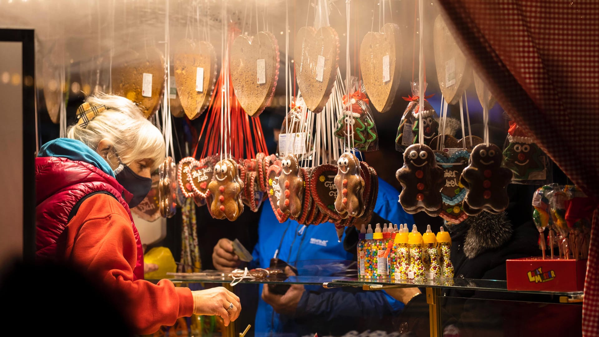 Eine Kundin mit Maske steht an einem Stand (Archivbild): Gilt keine 2G-Regel, muss auf Berliner Weihnachtsmärkten Maske getragen werden. Eine Kundin mit Maske steht an einem Stand (Archivbild): Gilt keine 2G-Regel, muss auf Berliner Weihnachtsmärkten Maske getragen werden.
