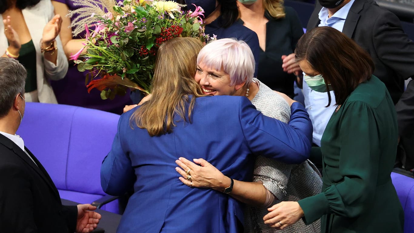 Bundestag: Claudia Roth bekommt nach ihrer Wahl Blumen.