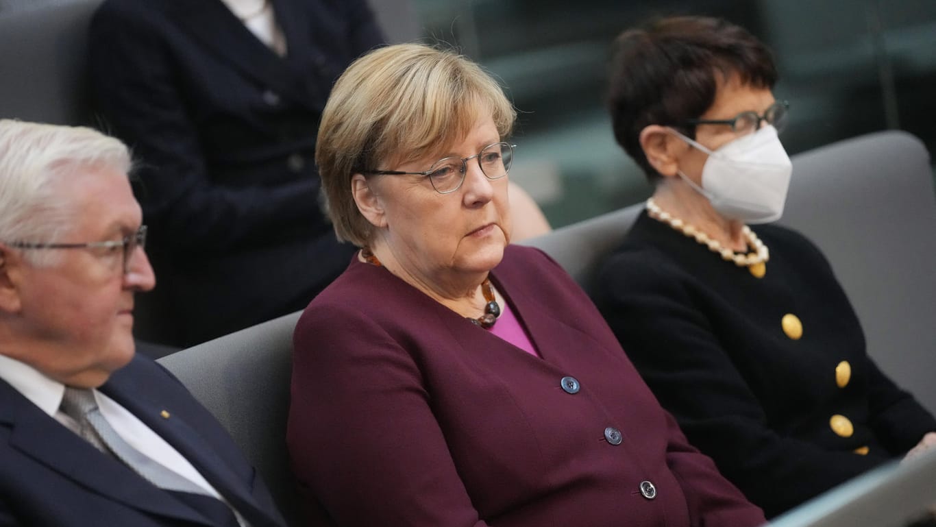Angela Merkel: Die konstituierende Sitzung des neuen Bundestags hat sie von der Zuschauerbühne aus verfolgt.