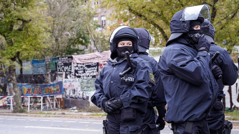 Berliner Polizisten bei einem Einsatz (Archivbild): Für die Polizei sind 2022 1,9 Milliarden Euro und 2023 1,96 Milliarden Euro eingeplant.