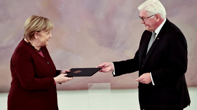 Steinmeier überreicht Merkel die Entlassungsurkunde: In seiner Rede würdigte er sie als große Kanzlerin.