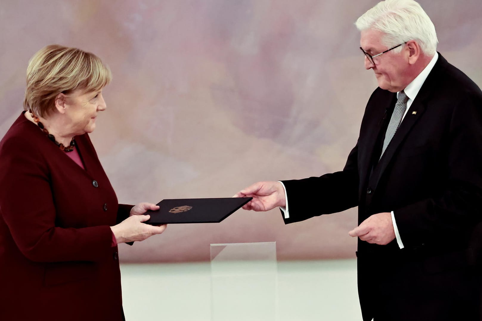 Steinmeier überreicht Merkel die Entlassungsurkunde: In seiner Rede würdigte er sie als große Kanzlerin.