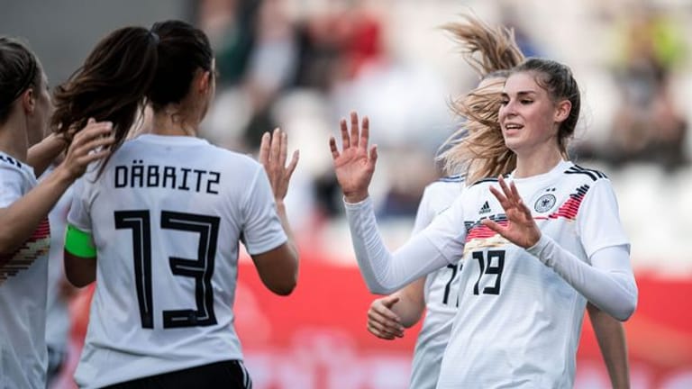 Zwei Treffer steuerte Jule Brand (r) zum deutschen Kantersieg gegen Israel bei.
