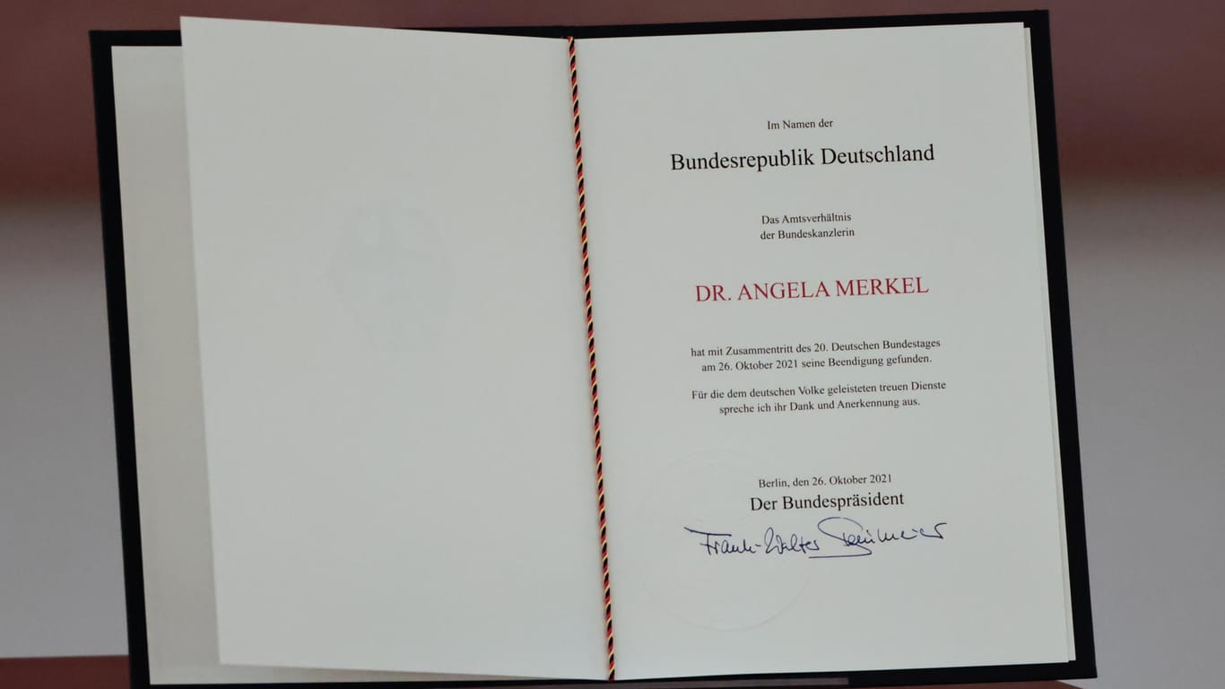 Die Entlassungsurkunde Angela Merkels: Auch nach ihrer Entlassung wird sie das Amt bis zur Bildung einer neuen Regierung geschäftsführend weiterführen.