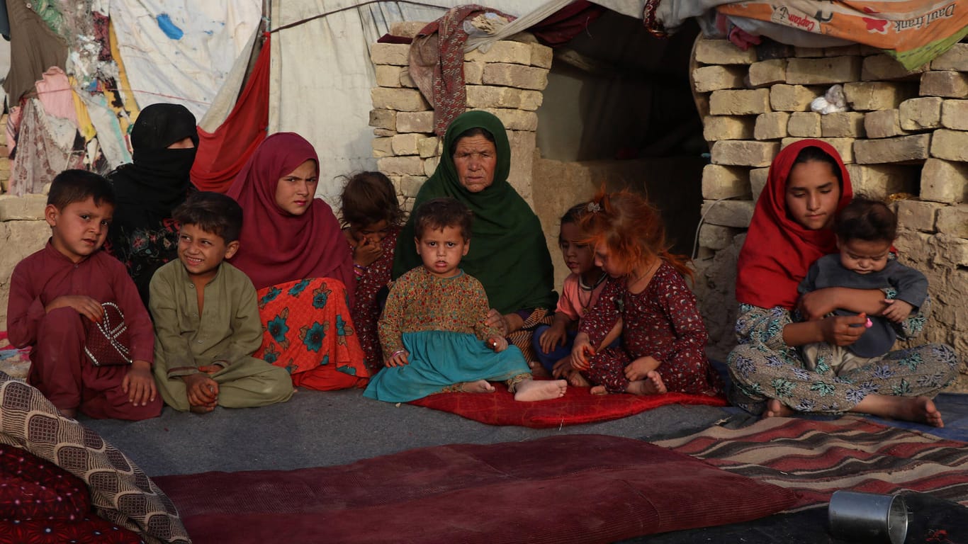 Vertriebene Menschen in Afghanistan im August: Seit der Übernahme der Taliban droht dem Land eine humanitäre Katastrophe. (Symbolbild)