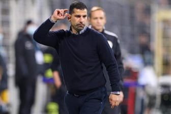 Schalkes Chef-Trainer Dimitrios Grammozis grübelt: seine Mannschaft ist aus dem DFB-Pokal ausgeschieden.