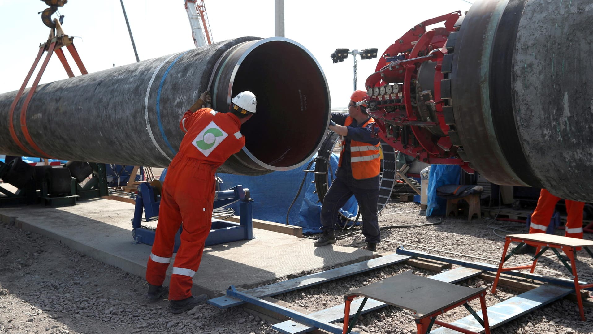Arbeiten an der Gas-Pipeline Nord Stream 2 (Archivbild): Die Betreiber haben eine weitere Hürde auf dem Weg zu einer Zertifizierung genommen. Arbeiten an der Gas-Pipeline Nord Stream 2 (Archivbild): Die Betreiber haben eine weitere Hürde auf dem Weg zu einer Zertifizierung genommen.
