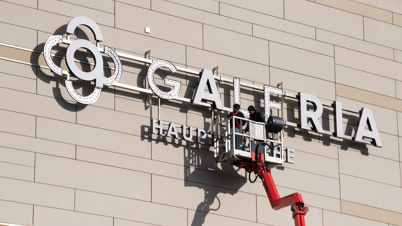 Arbeiter montieren das neue Logo der "Galeria" an der Fassade der Filiale an der Hauptwache in Frankfurt: Die Handelskette Galeria Karstadt Kaufhof hat für ihre Häuser ein komplett neues Konzept umgesetzt.