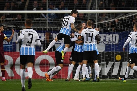 Spieler vom TSV 1860 München freuen sich über den Treffer zum 1:0