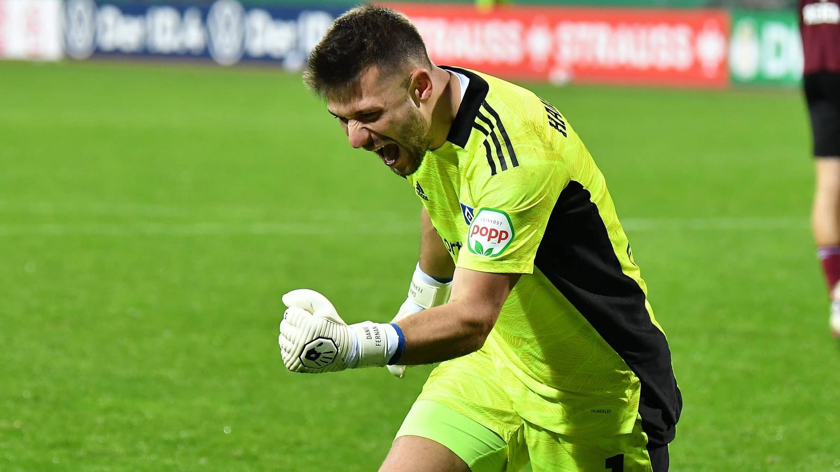 Die geballte Siegerfaust: HSV-Keeper Daniel Heuer Fernandes jubelt über das Weiterkommen.