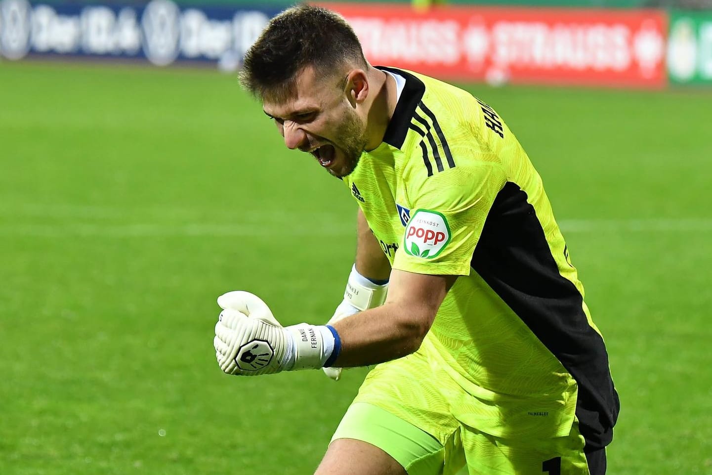 Die geballte Siegerfaust: HSV-Keeper Daniel Heuer Fernandes jubelt über das Weiterkommen.