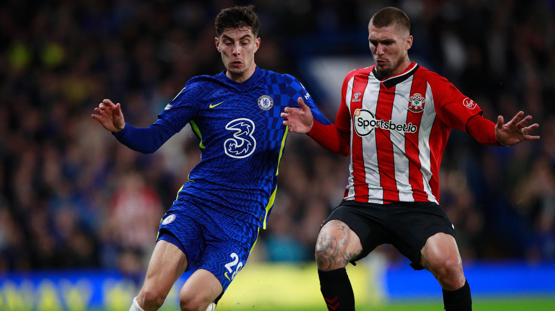 Chelseas Kai Havertz (l) im Zweikampf mit Southamptons Lyanco: Chelsea steht im Viertelfinale des League Cup.