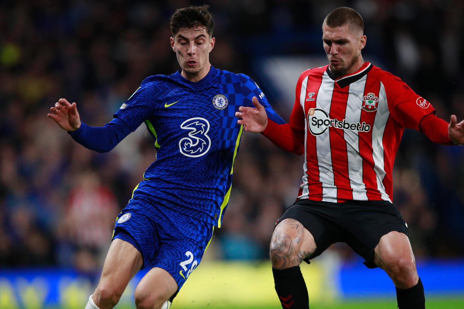 Chelseas Kai Havertz (l) im Zweikampf mit Southamptons Lyanco: Chelsea steht im Viertelfinale des League Cup.