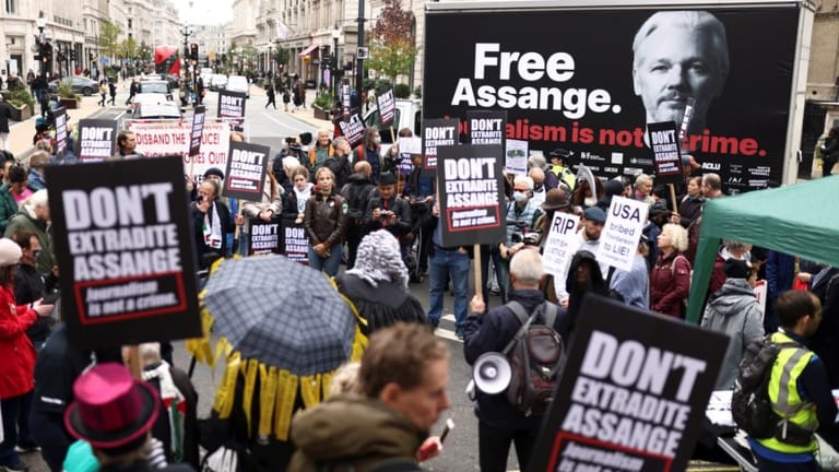 Demonstranten in London fordern Freiheit für Julian Assange.