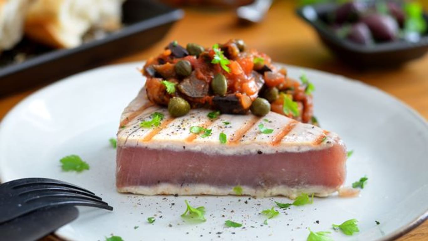 Sieht aus wie ein Stückchen Kuchen, ist aber ein Thunfischsteak in Sushi-Qualität.