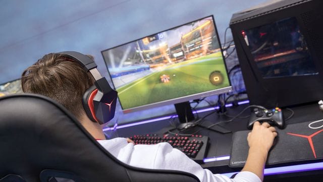 Idealer Überblick: Die Monitorgröße fürs Gaming sollte irgendwo zwischen 27 und 32 Zoll liegen. Idealer Überblick: Die Monitorgröße fürs Gaming sollte irgendwo zwischen 27 und 32 Zoll liegen.