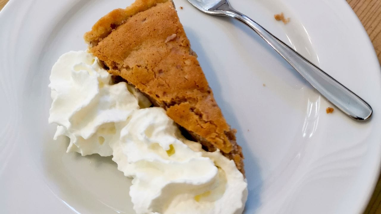 Kastanienkuchen ist die Spezialität des Hauses im Café Garni Bar Post im Schweizer Castasegna.