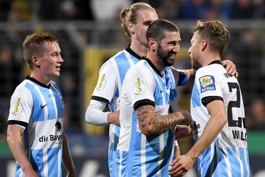 Die Spieler von 1860 München feiern ihren Sieg gegen den FC Schalke 04.