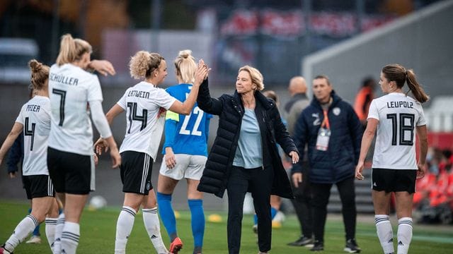 Zufriedene Bundestrainerin: Martina Voss-Tecklenburg (M) feiert mit ihren Spielerinnen den Sieg gegen Israel. Zufriedene Bundestrainerin: Martina Voss-Tecklenburg (M) feiert mit ihren Spielerinnen den Sieg gegen Israel.