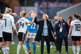 Zufriedene Bundestrainerin: Martina Voss-Tecklenburg (M) feiert mit ihren Spielerinnen den Sieg gegen Israel.