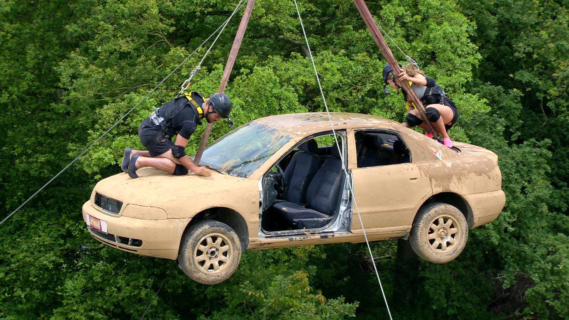 Schrubben in luftiger Höhe: Ein Hoch auf diese Autowäsche