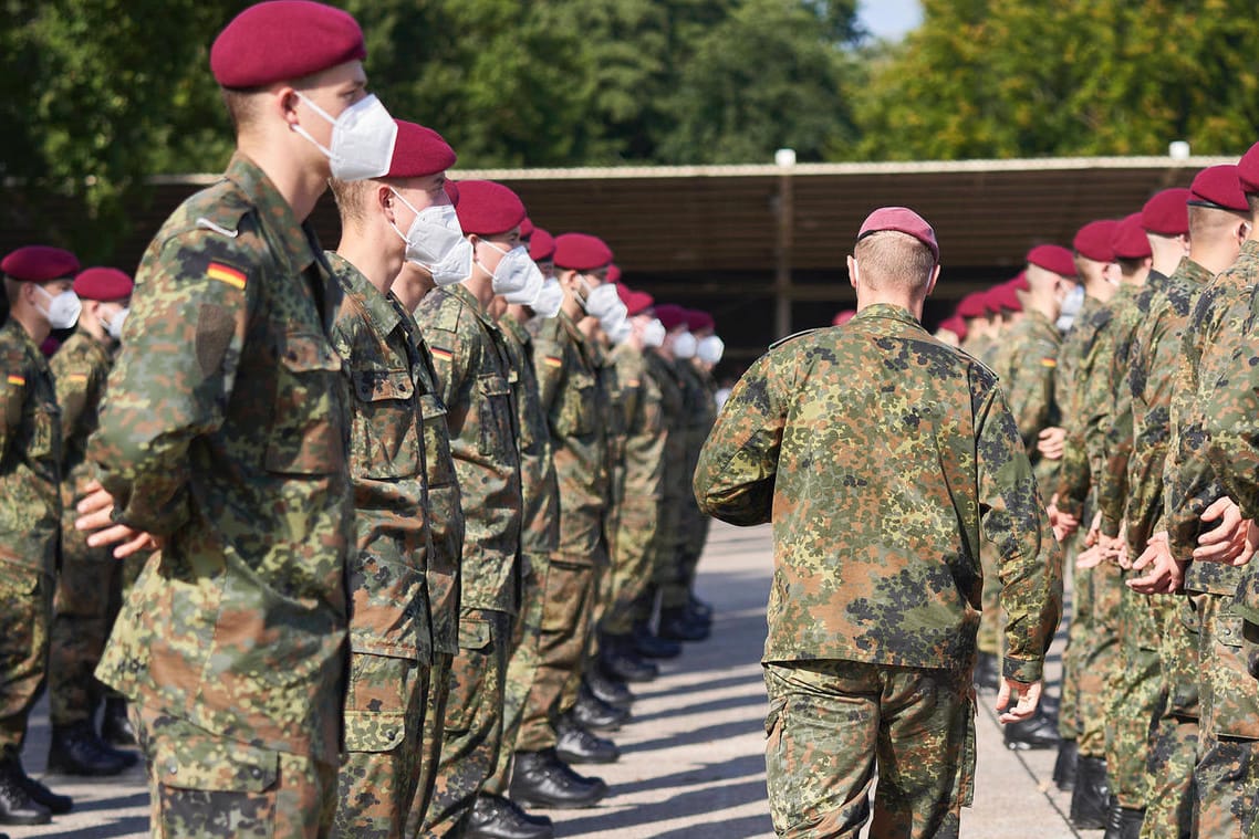 Soldaten der Bundeswehr (Archivbild): Unter einer rot-grün-gelben Regierung doch weniger Personal als geplant?