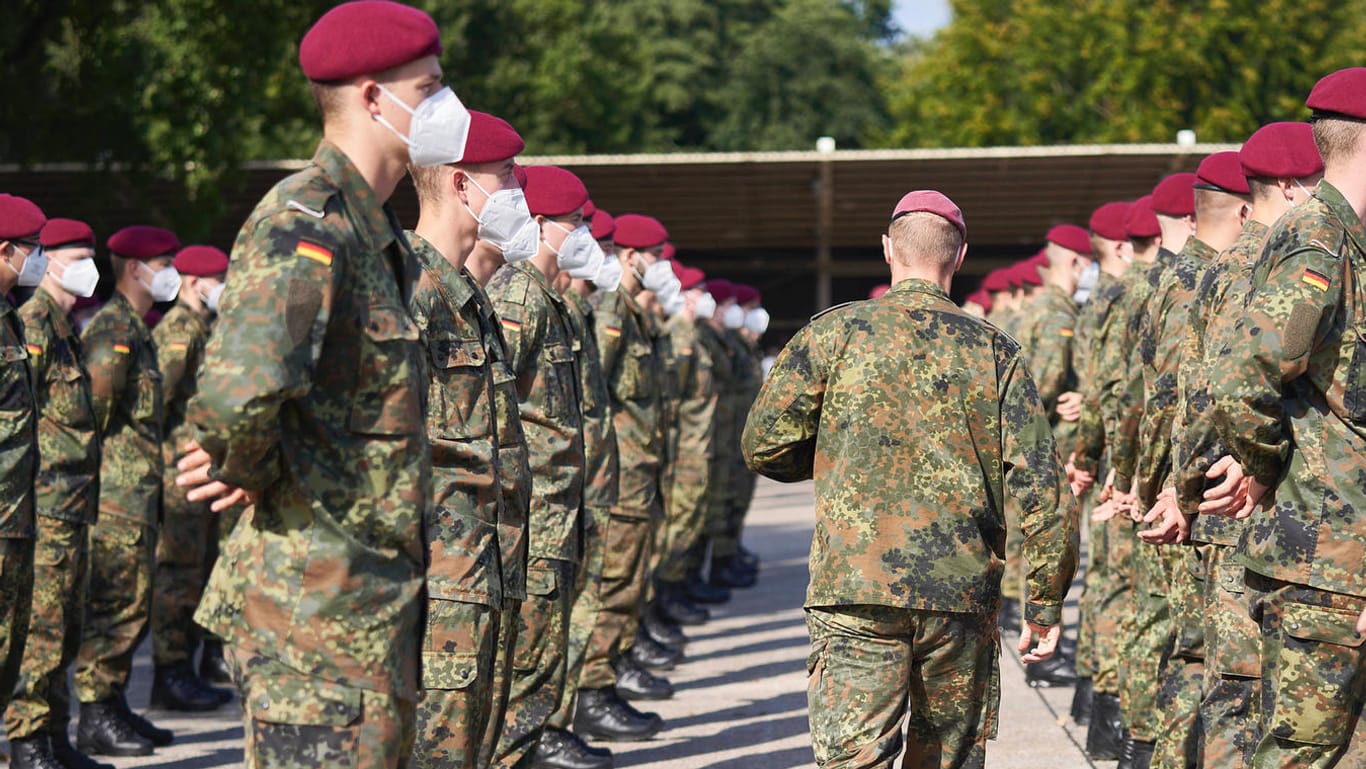 Soldaten der Bundeswehr (Archivbild): Unter einer rot-grün-gelben Regierung doch weniger Personal als geplant?
